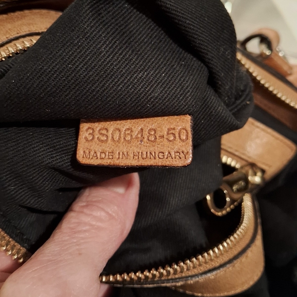 Chloe Tan Leather Crossbody Bag with Gold Accents - Picture 5 of 12